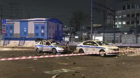 Explosión mata a un policía y hiere a otros dos en Moscú (VIDEOS)