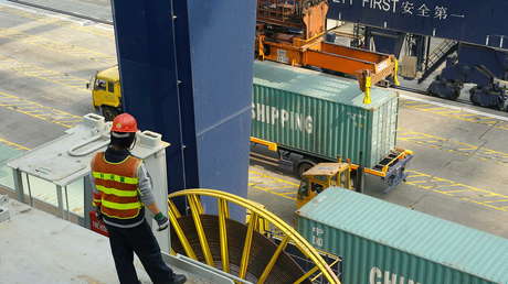 China restringe exportaciones a decenas de empresas de Japón para contener su "poder militar"