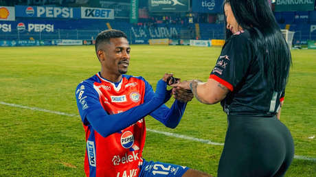 Futbolista propone matrimonio a su novia en plena cancha y anuncia su ruptura a los tres días