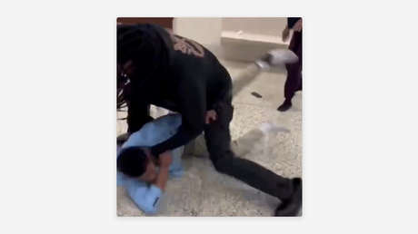 Padre propina brutal golpiza al presunto asesino de su hijo (VIDEO)