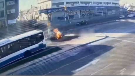 VIDEO: El brutal choque de un auto con 7 pasajeros contra un bus