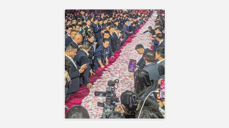 VIDEO: Un jefe chino sorprende al repartir millones de dólares entre sus empleados