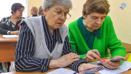 Personas mayores en Moscú aprenderán a crear postales y animar fotos con inteligencia artificial