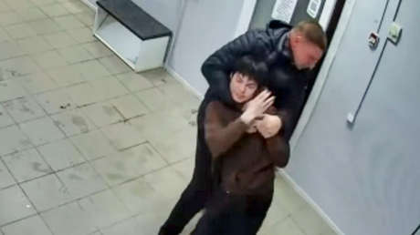 Empleado de un punto de entrega resultó ser más fuerte de lo que parecía (VIDEO)