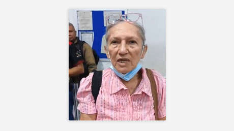 Una mujer muere segundos después de protestar ante las cámaras para exigir sus medicamentos