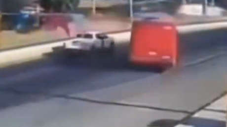Héroe al volante: chofer de autobús embiste a narcos y salva a decenas de pasajeros que iban con él