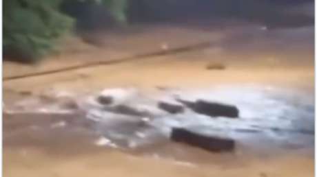 Ataúdes flotan en calles inundadas en Brasil (VIDEO)