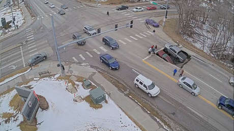 VIDEO: Socavón se abre de repente en plena calle y 'se traga' dos coches