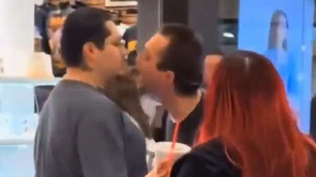 "Vamos, mexicano, pelea": Se mete con un latino en un centro comercial de EE.UU. y esto le pasa