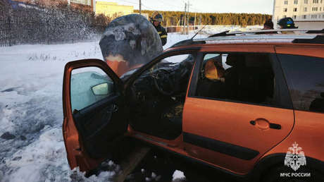 VIDEO: Transeúnte saca de un coche en llamas a conductor inconsciente