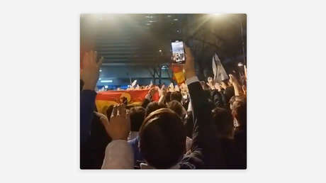 VIDEO: Hinchas del Real Madrid cantan el himno franquista tras usar una pancarta de 'No al racismo'