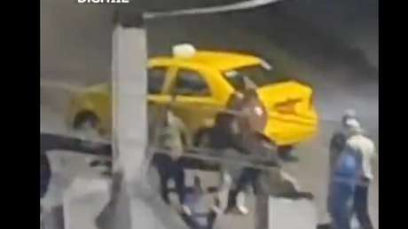 VIDEO FUERTE: Taxistas linchan a presuntos ladrones y le prenden fuego a uno