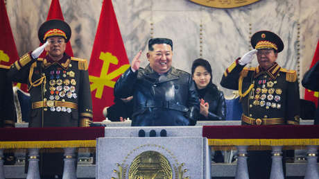 VIDEO: Tropas de la RPDC marchan con la bandera rusa en desfile militar