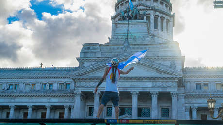 La policía reprime a manifestantes contra la reforma laboral en Argentina