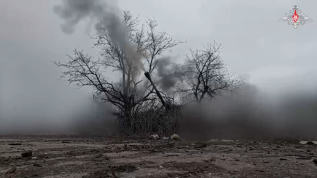 Fuego a discreción: la artillería rusa revienta un punto de despliegue temporal de Kiev (VIDEO)