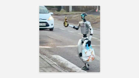 VIDEO: Inesperado 'peatón' camina por calles de Polonia con 'sospechosa' botella en mano