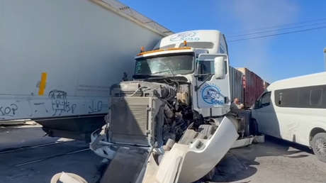 VIDEO: chófer trata de ganarle el paso a un tren y termina con el tráiler partido a la mitad