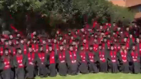 Decenas de estudiantes se caen de tribuna cuando los retrataban para la foto de grado (VIDEO)