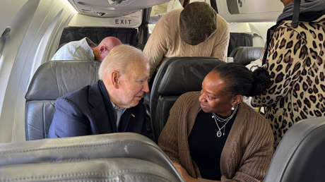 Confrontan a Biden con tema incómodo en un avión y así reacciona (VIDEO)