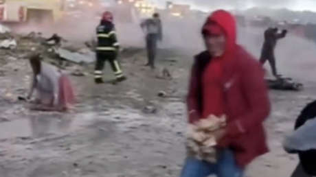 Gente recoge dinero desde el lugar del siniestro aéreo en Bolivia (VIDEOS)