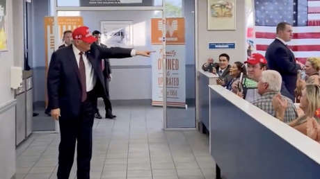 Trump visita un restaurante y gana aplausos con una acción inesperada (VIDEO)