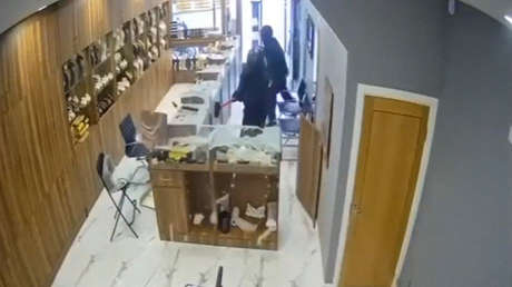 Machetes vs. escoba: robo 'de película' en una joyería a plena luz del día (VIDEOS)
