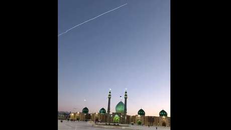 VIDEO: Misil iraní pasa sobre una mezquita en el centro de Irán