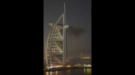 VIDEO: Incendio en icónico hotel de lujo de Dubái tras interceptación de un dron iraní