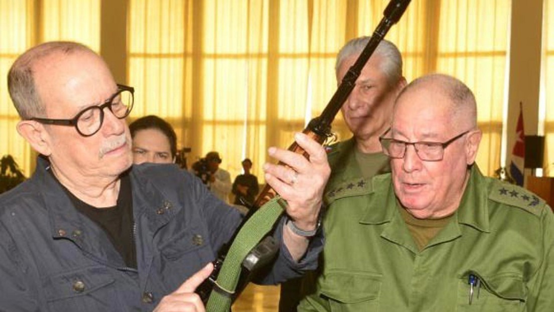 VIDEO: Silvio Rodríguez recibe fusil de combate para resistir ante "cualquier agresión" de EE.UU. en Cuba