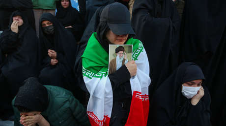 VIDEO: Iraníes lloran la muerte de su líder supremo