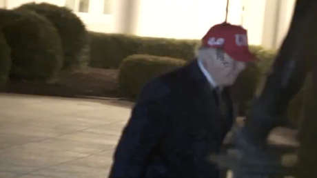 Trump se niega a hablar sobre Irán y sorprende con comentario inusual (VIDEOS)