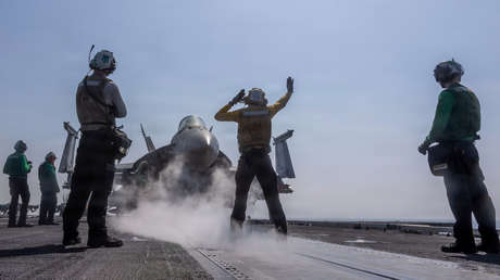 Irán: El portaviones USS Abraham Lincoln de EE.UU. emprendió la retirada tras ser alcanzado por misiles