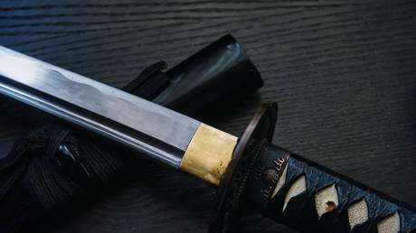 Hombre borracho y ensangrentado aterroriza a su vecina con una espada samurái