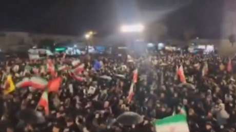 "Sin sumisión, sin rendición, guerra a EE.UU.": Manifestantes llenan las calles de Teherán