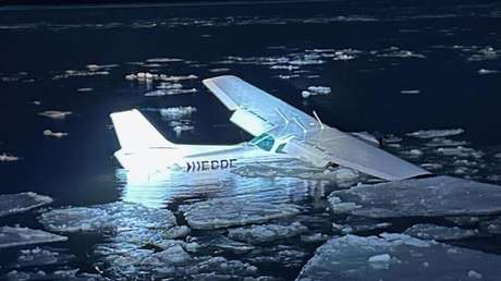 VIDEO: Avioneta sufre fallo en vuelo y aterriza de emergencia sobre un río helado