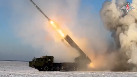 VIDEO: Artillería rusa destruye un cruce ucraniano e impide el transporte de reservas