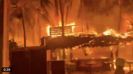 VIDEOS: Voraz incendio arrasa con restaurantes y hostales en México