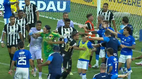 VIDEO: El momento de la brutal 'batalla campal' que dejó un récord de futbolistas expulsados