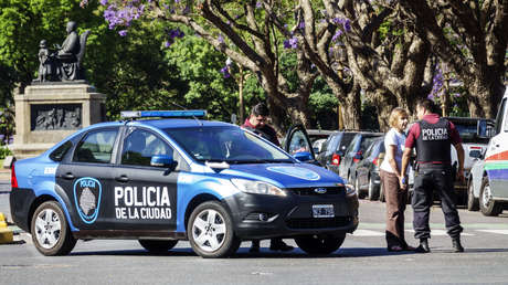 VIDEO: Policía irrumpe en una fiesta en la piscina y cruza disparos con delincuentes