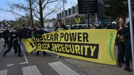 VIDEO: Activistas climáticos boicotean a Macron en un evento sobre energía nuclear en Francia