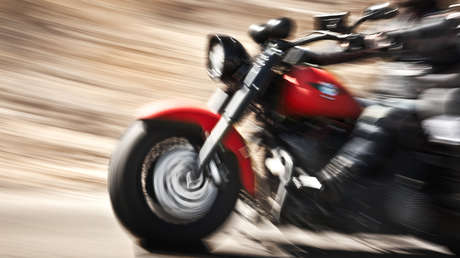 VIDEO: Motocicleta arrolla a un espectador durante una carrera