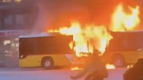 Incendio devora un autobús en Suiza y deja muertos (VIDEOS)