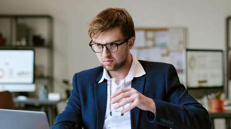 Esta bebida común aumenta la productividad mejor que el azúcar o cafeína