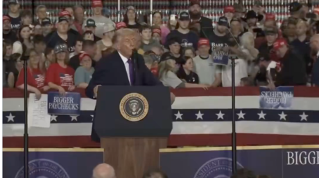 Una mujer se desmaya durante un discurso de Trump (VIDEOS)