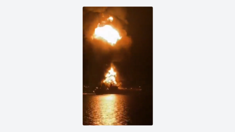 VIDEOS: Tanquero en llamas cerca de las costas de Irak