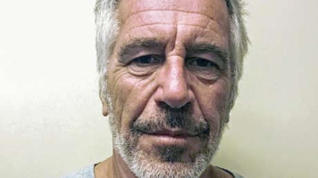 Archivos revelan que Epstein decía tener un hijo y mostraba la foto de la supuesta madre