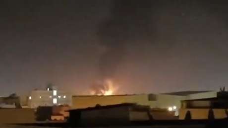 Fuego devora tanques de combustible en Baréin tras el impacto de un dron (VIDEO)