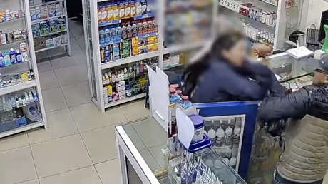 Mujer se enfrenta sola a delincuente armado y le da su merecido (VIDEO)