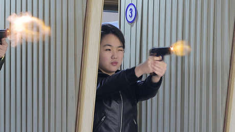 FOTOS: Kim Jong-un y su hija prueban una nueva pistola "magnífica"