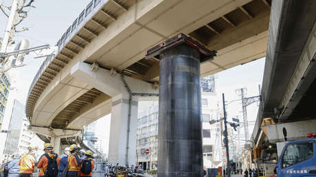 Tubería gigante emerge en mitad de una calle (FOTOS, VIDEOS)